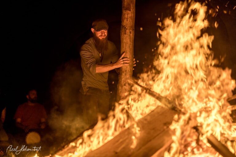 Ein Mann steht neben einem großen Feuer und kombiniert Spannung mit mystischer Atmosphäre in der Nacht – © Axel Hebenstreit.