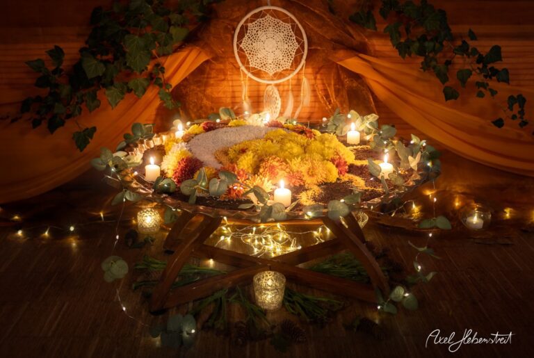 Farbenfroher Altar mit Blumen, Kerzen und einem Traumfänger, der eine ruhige, meditative Stimmung ausstrahlt – © Axel Hebenstreit
