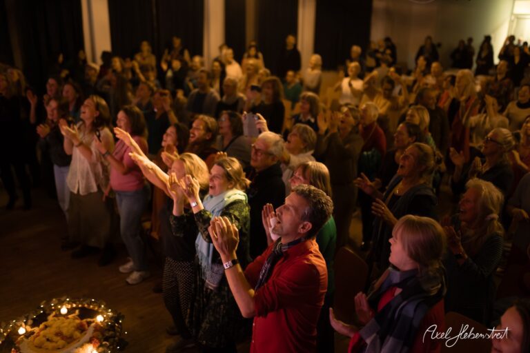 Begeistertes Publikum applaudiert bei einem Konzert in festlicher Atmosphäre. – © Axel Hebenstreit