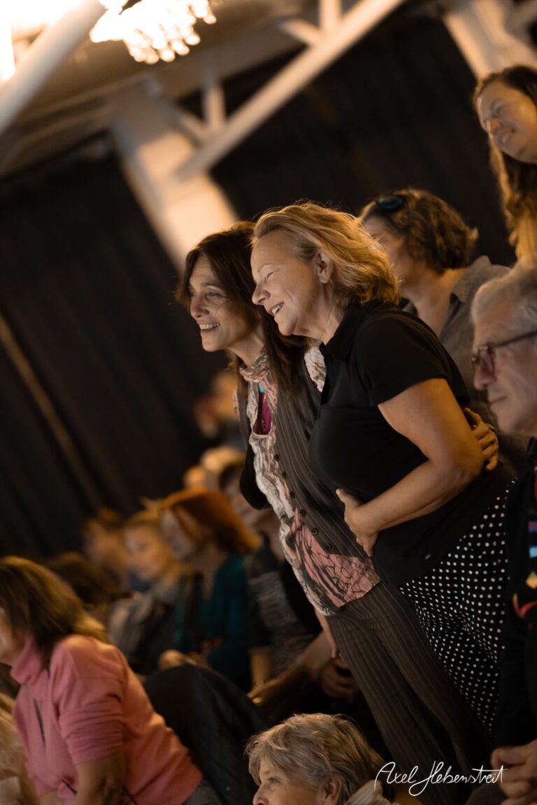 Zwei Frauen lachen und genießen einen Moment beim Event, umgeben von einer fröhlichen Menge – © Axel Hebenstreit