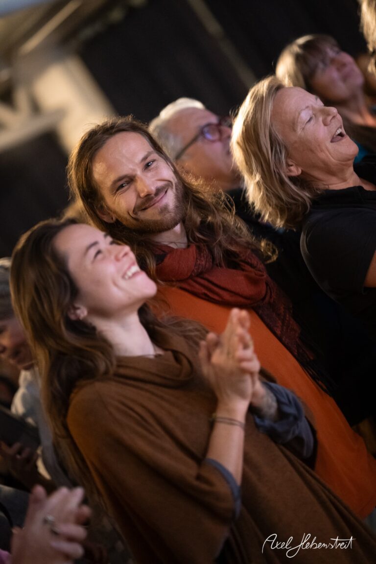 Lächelnde Konzertbesucherinnen und -besucher, die sich in einer entspannten Stimmung amüsierten – © Axel Hebenstreit