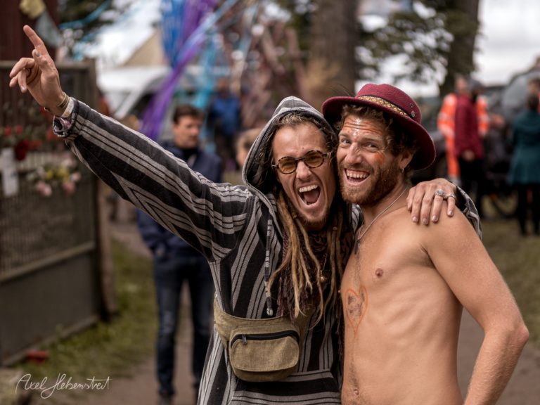 Zwei fröhliche Festival-Besucher feiern ausgelassen auf einem Outdoor-Event in Bayern – © Axel Hebenstreit