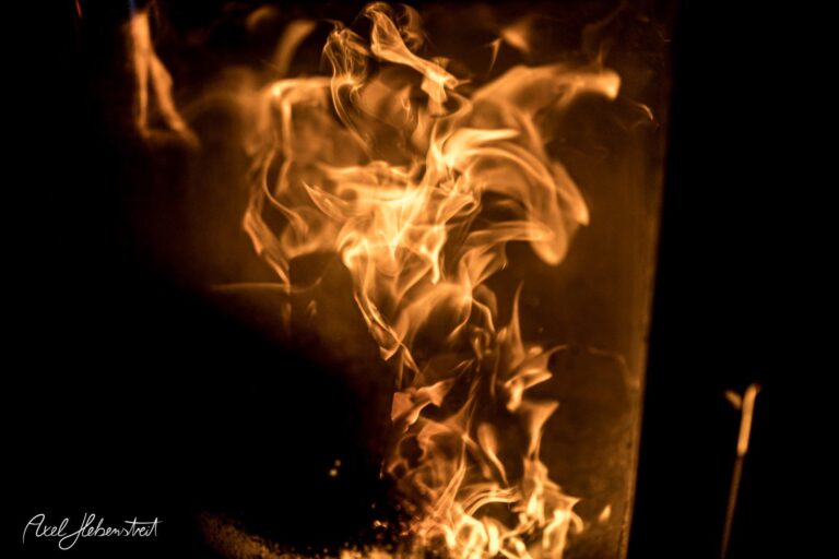 Flammen tanzen lebhaft in der Dunkelheit, strahlen Wärme und Bewegung aus. – © Axel Hebenstreit