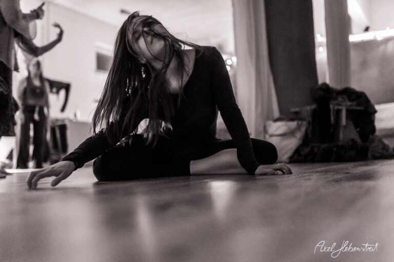 Eine tanzende Frau in einem meditativen Moment, umgeben von einer entspannten Atmosphäre. – © Axel Hebenstreit