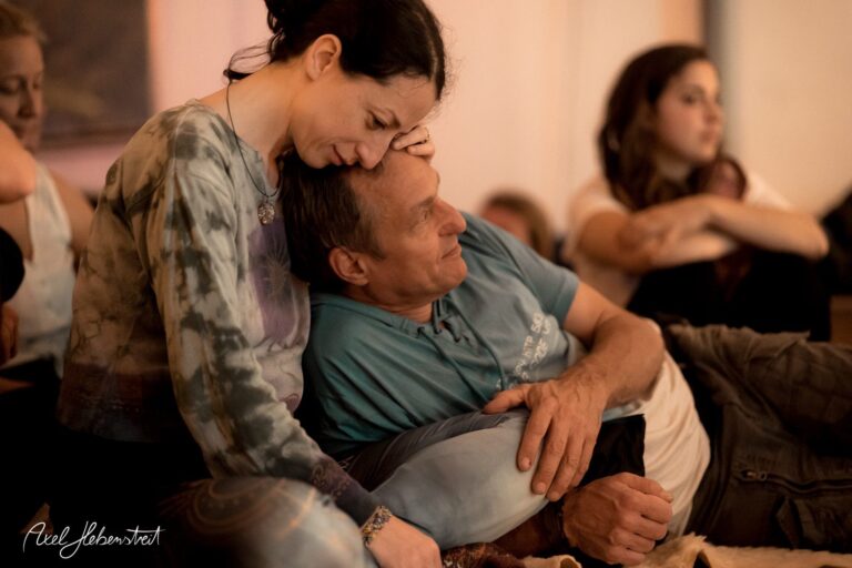 Intime und emotionale Szene von zwei Menschen in einem entspannten Moment während einer Yoga-Veranstaltung – © Axel Hebenstreit