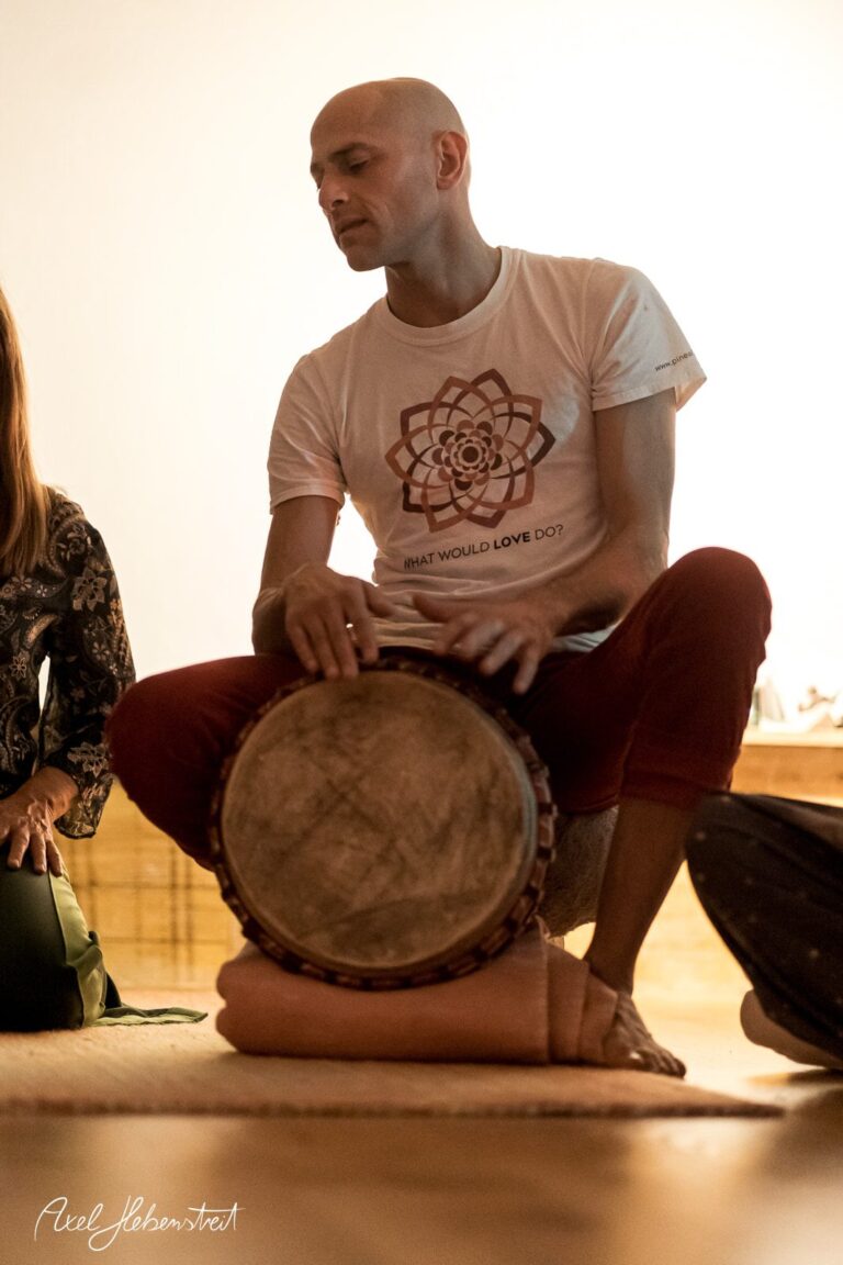 Ein sitzender Mann mit einer Trommel in ruhiger Atmosphäre, inspiriert von Musik und Gemeinschaft – © Axel Hebenstreit