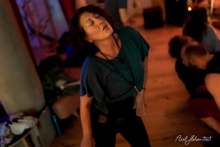 Frau tanzt intensiv in entspannter Atmosphäre eines Yogastudios – © Axel Hebenstreit