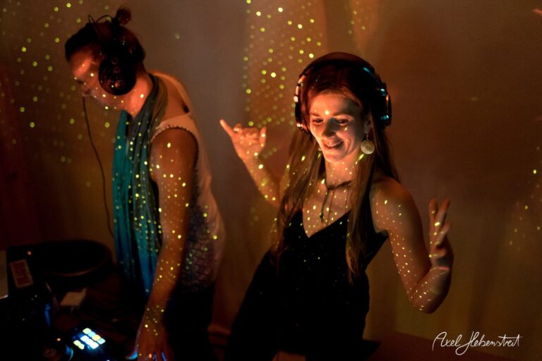 Zwei DJs schaffen eine lebendige Partystimmung mit bunten Lichtern und cooler Musik – © Axel Hebenstreit