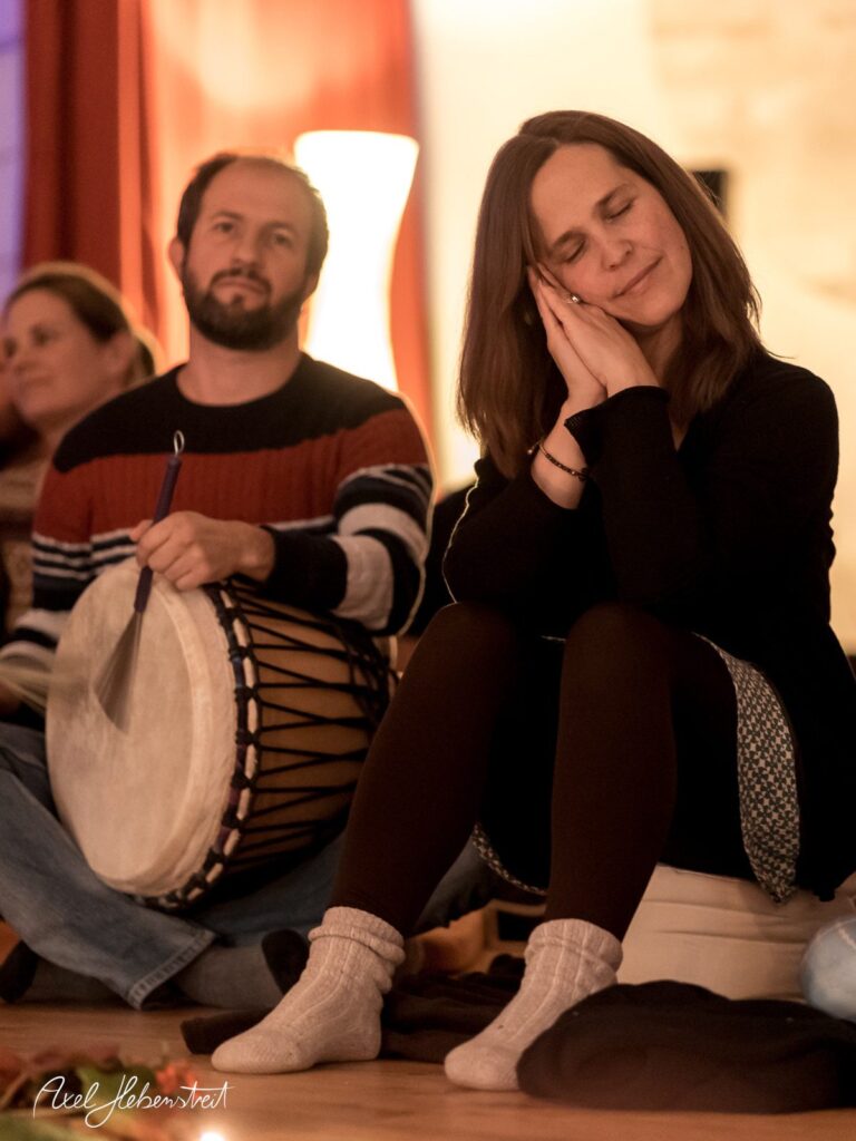 Eine entspannte Atmosphäre bei einer Musiksession, Teilnehmer lauschen mit geschlossenen Augen, drinnen in einem hellen Raum. – © Axel Hebenstreit