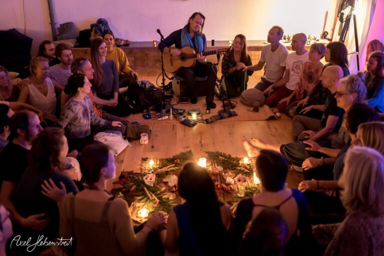 Ein Intimkonzert in einem warmen Raum, umgeben von Menschen, die gemeinsam musizieren und die Atmosphäre genießen – © Axel Hebenstreit