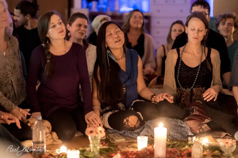 Gruppenkreis während einer meditativen Sitzung, mit Kerzenlicht und einer spirituellen Atmosphäre – © Axel Hebenstreit