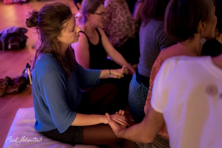 Eine Gruppe von Menschen praktiziert gemeinsames Yoga in entspannter Atmosphäre. – © Axel Hebenstreit