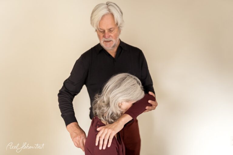 Ein älteres Paar in einer intimen Pose, während einer ruhigen Innenszene. – © Axel Hebenstreit