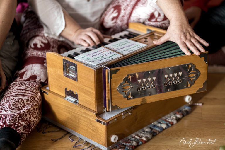 Harmonium wird beim Musizieren in entspannter Atmosphäre auf dem Boden gespielt – © Axel Hebenstreit