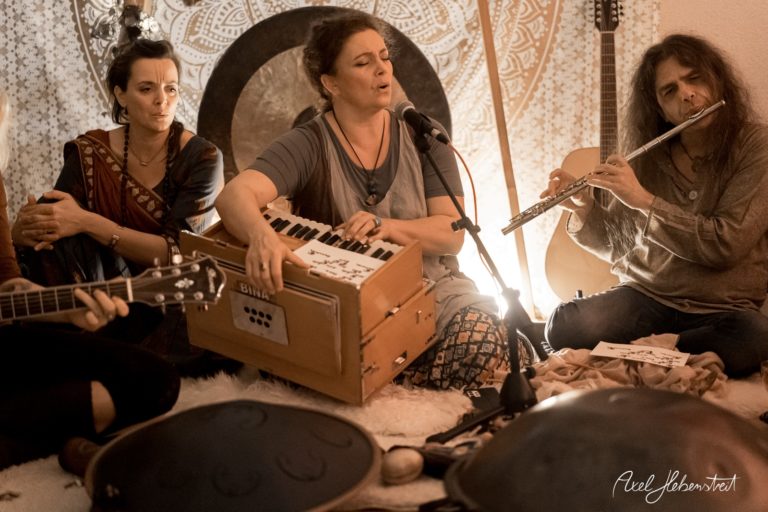 Musiker in entspannter Atmosphäre spielen verschiedene Instrumente in einem gemütlichen Raum – © Axel Hebenstreit
