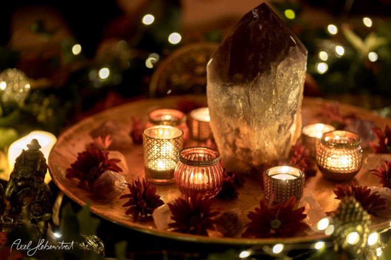 Ein strahlender Kristall und Kerzen auf einem goldenen Tablett schaffen eine festliche und spirituelle Atmosphäre – © Axel Hebenstreit.