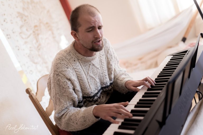 Mann spielt emotionale Melodie auf Klavier in einem hellen Raum – © Axel Hebenstreit