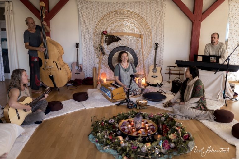 Musiker und Sänger in einem harmonischen Raum, umgeben von Instrumenten, schaffen eine spirituelle Atmosphäre – © Axel Hebenstreit