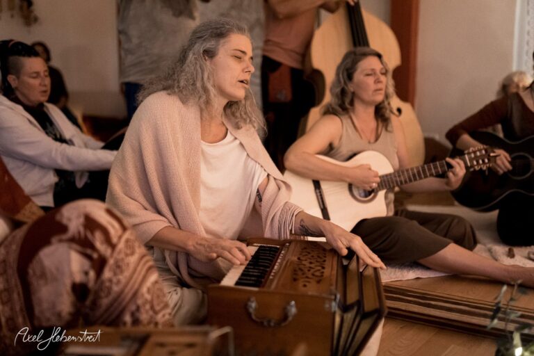 Frauen spielen harmonisch Musikinstrumente in einer entspannten Yoga-Umgebung – © Axel Hebenstreit