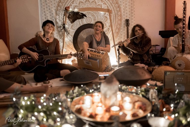Musikerinnen bei einer meditativen Klangsession in einer gemütlichen Atmosphäre mit Kerzenlicht – © Axel Hebenstreit