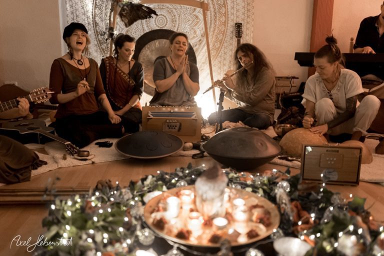 Musikerinnen in einer meditativen Atmosphäre während eines Rituals, umgeben von Instrumenten und Dekorationen – © Axel Hebenstreit