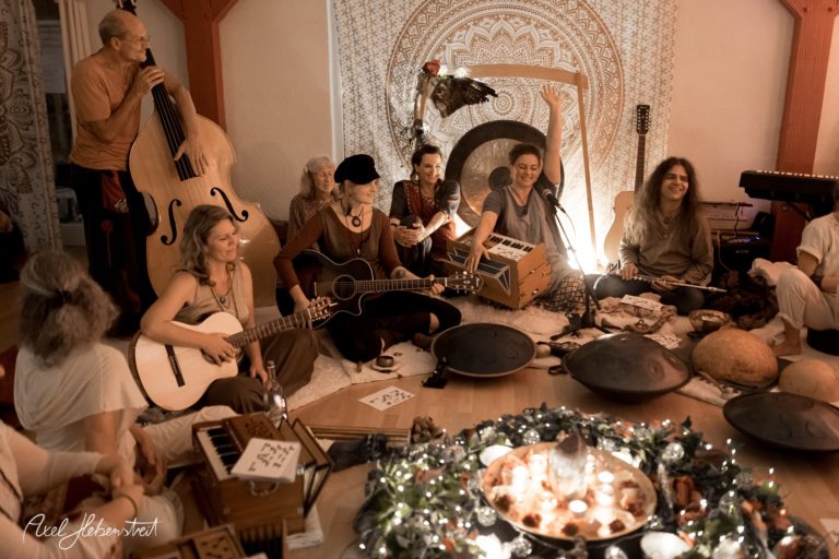 Musikerinnen und Musiker spielen harmonische Klänge in einer entspannten Yogastudio-Atmosphäre – © Axel Hebenstreit