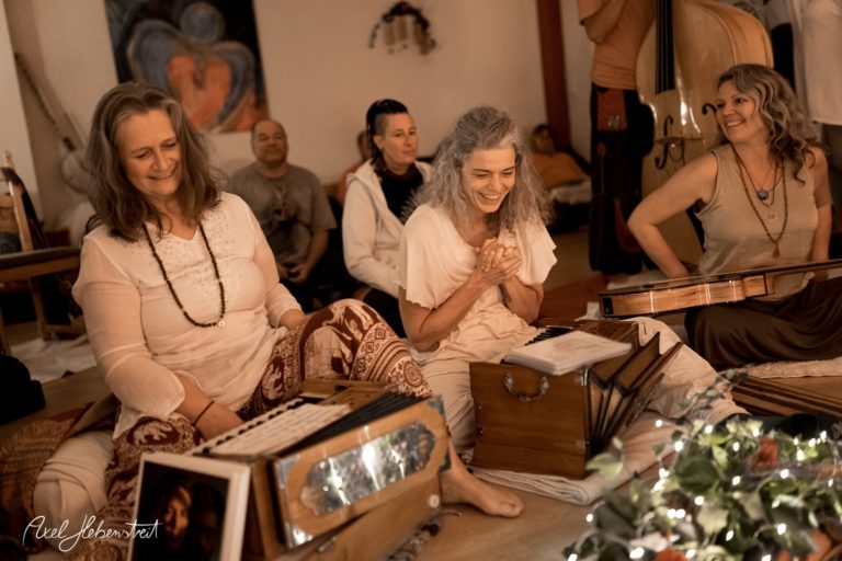 Frauen spielen Musikinstrumente und genießen die gemeinsame Atmosphäre in einem spirituellen Raum – © Axel Hebenstreit