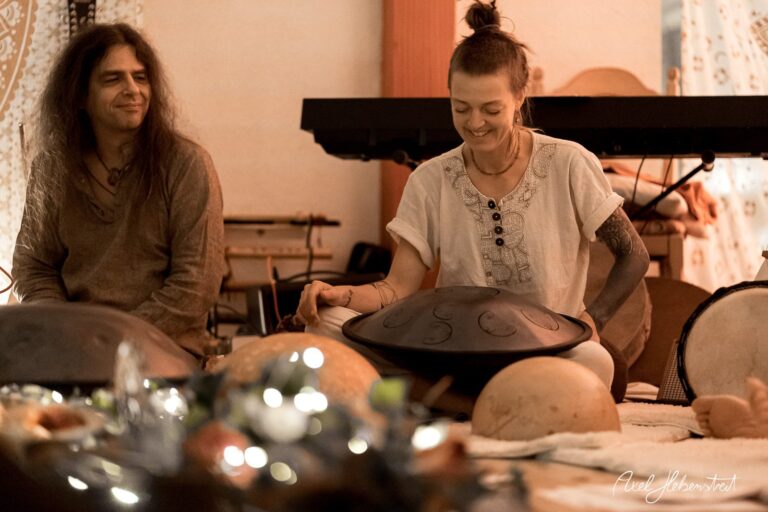 Zwei Musiker spielen harmonische Klänge auf Handpans in entspannter Atmosphäre bei einer Yogaveranstaltung – © Axel Hebenstreit