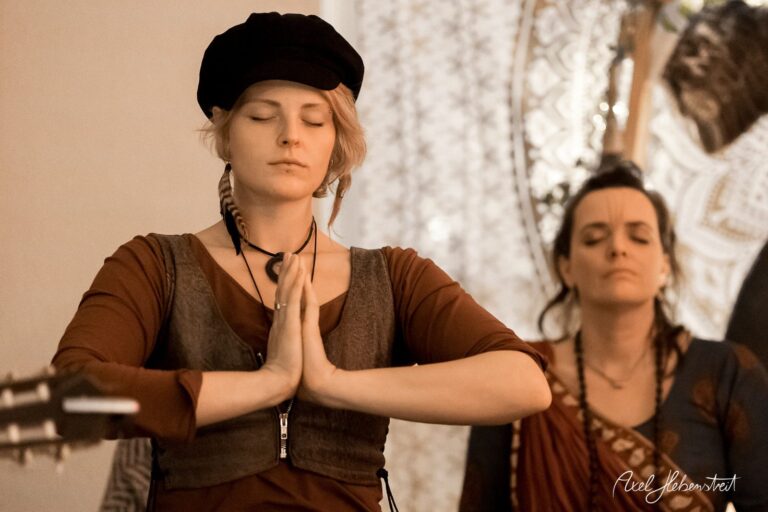Zwei Frauen meditieren oder beten konzentriert in einer ruhigen, spirituellen Atmosphäre – © Axel Hebenstreit
