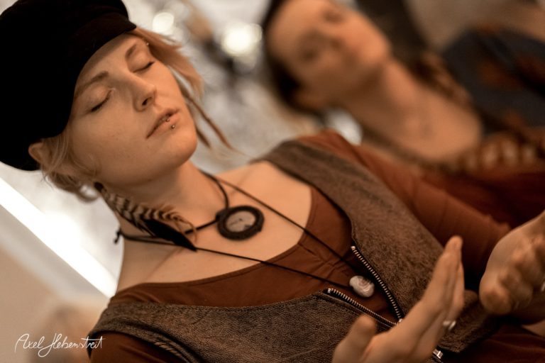 Zwei Frauen in meditativer Haltung, umgeben von harmonischer Atmosphäre, die Ruhe und Einssein ausstrahlt – © Axel Hebenstreit