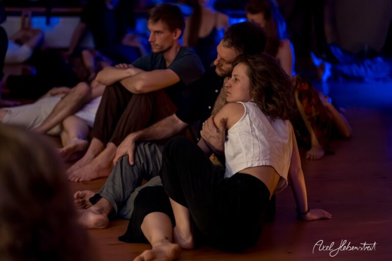 Intime Momentaufnahme einer Paar-Darbietung in einer entspannten Umgebung während einer Yoga-Veranstaltung – © Axel Hebenstreit