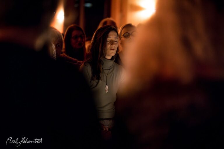 Intime Atmosphäre während einer Meditation in einem schwach beleuchteten Raum – © Axel Hebenstreit