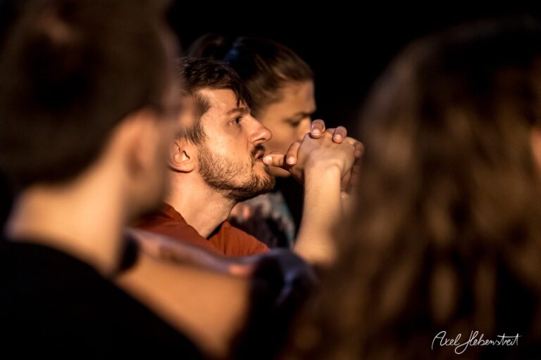 Ein nachdenklicher junger Mann in einem konzentrierten Moment während einer Veranstaltung – © Axel Hebenstreit