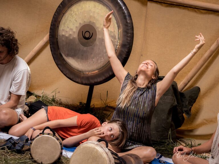 Gruppe von Menschen musiziert gemeinsam mit Gong und Trommeln bei einem Workshop in entspannter Atmosphäre – © Axel Hebenstreit