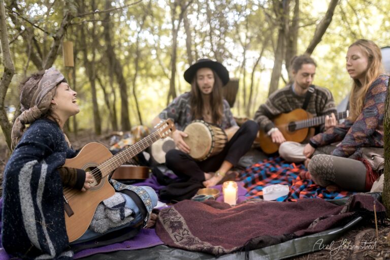 Eine Gruppe junger Musiker spielt und singt in einer idyllischen Waldatmosphäre – © Axel Hebenstreit