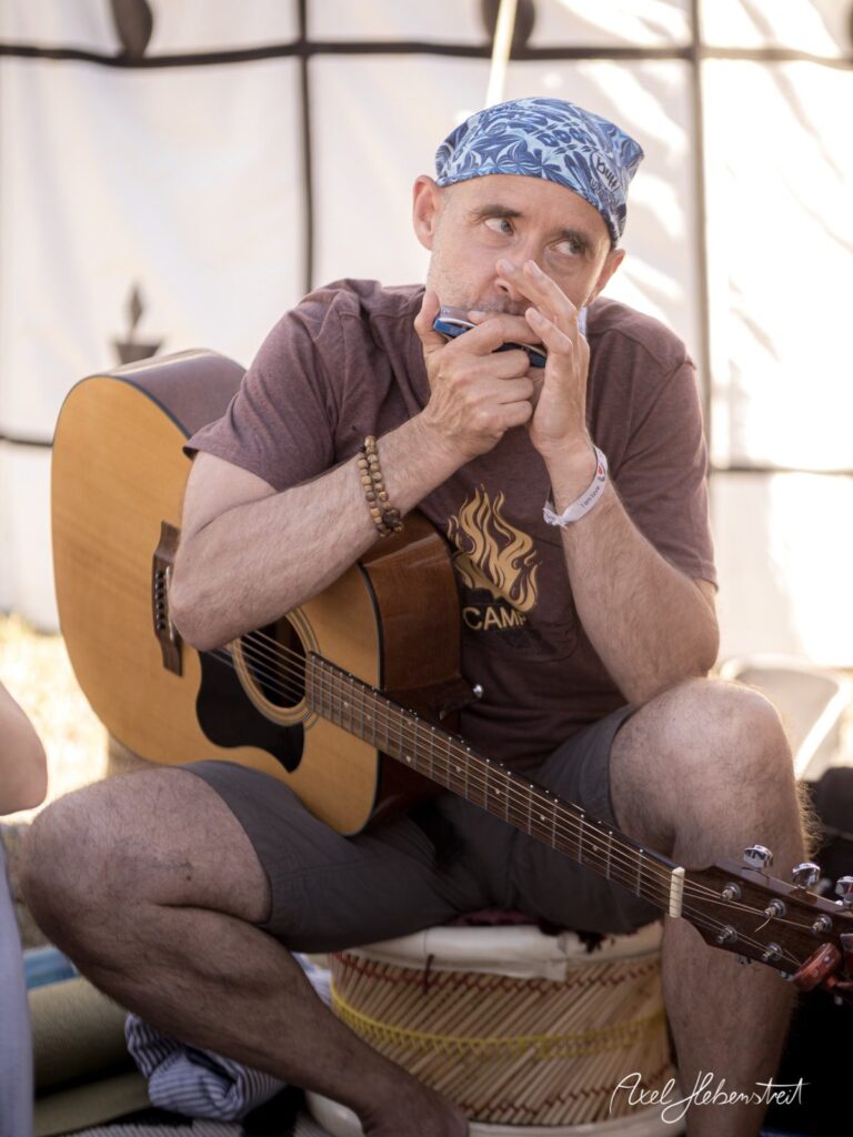 Musiker mit Harmonika und Gitarre in entspannter Atmosphäre während eines Festivals – © Axel Hebenstreit