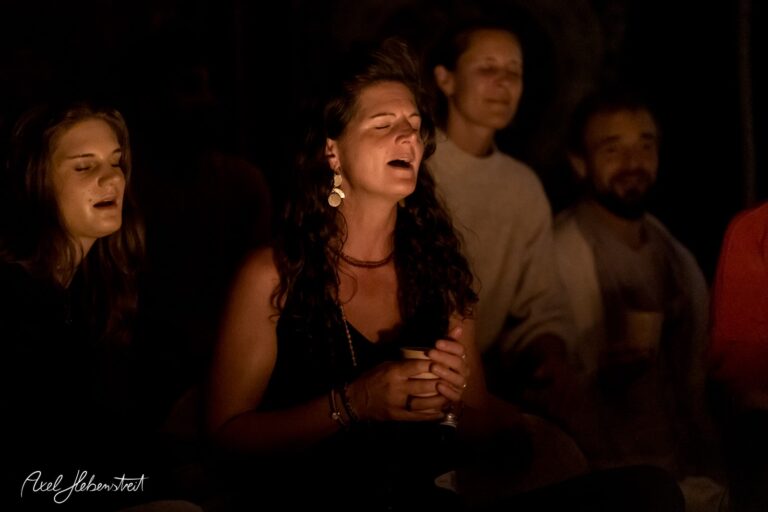 Sängerinnen und Sänger erleben eine emotionale Musiksession im Kerzenschein – © Axel Hebenstreit