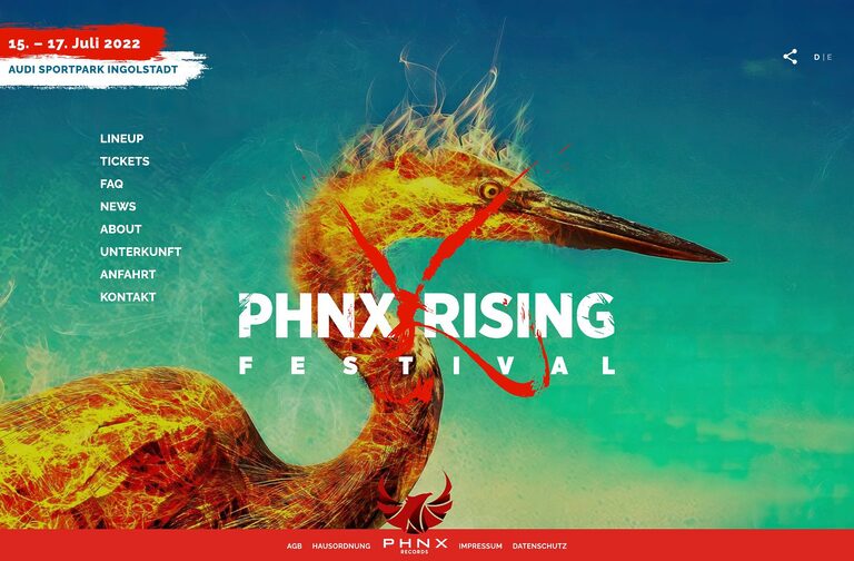 Festivalplakat mit einem stilisierten Phönix und farbenfrohen Effekten, beworben für das PHNX RISING Festival in Ingolstadt – © Axel Hebenstreit