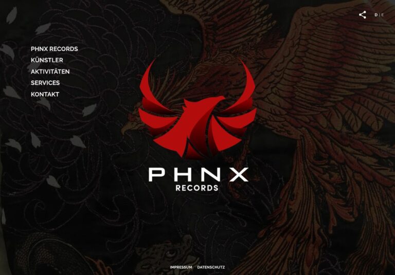 Rotes Phönix-Logo mit ausgebreiteten Flügeln auf dunklem Hintergrund mit ornamentalen Mustern – © Axel Hebenstreit
