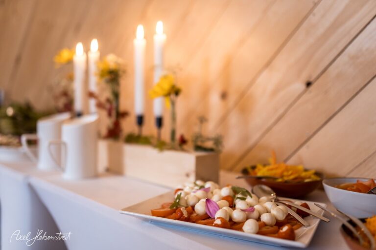 Elegante Tischdekoration mit Kerzen und frischen Speisen für ein festliches Event – © Axel Hebenstreit