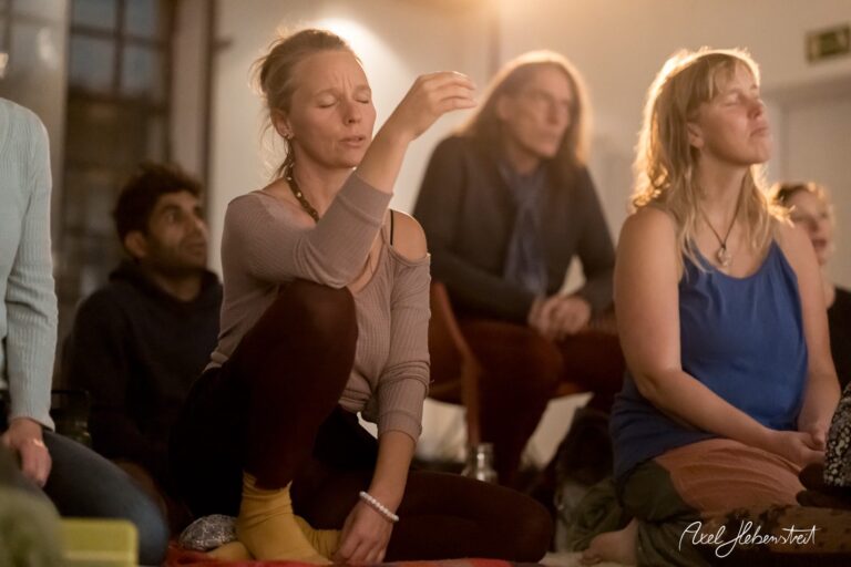 Yoga-Session in entspannter Atmosphäre, Teilnehmer meditieren und genießen die Stille – © Axel Hebenstreit